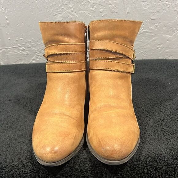 🔥 CLARKS Womens Tan Leather Double Buckle Side Zip Ankle Booties Sz 9.5M - Picture 4 of 16